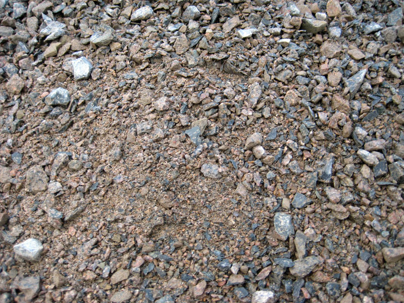 Kalliomurske, kiviainesta kuvattuna ottopaikalla. Erikokoisia murskeita.