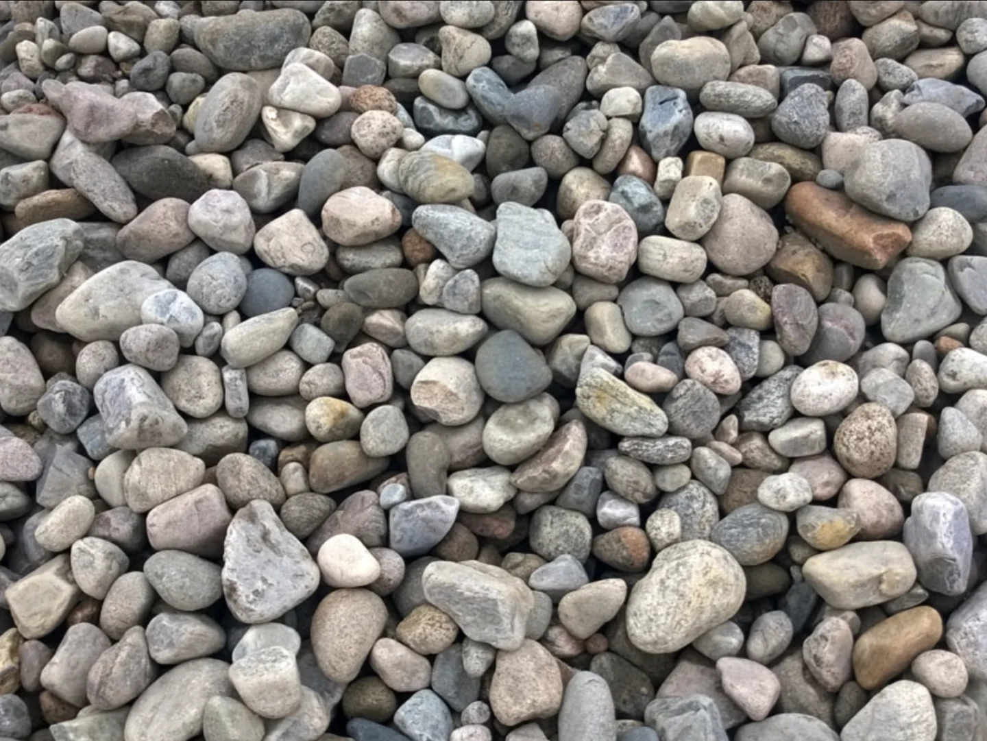 Seulanpääkivet ovat luonnon pyöristämiä kiviä. Lähikuva seulanpääkivistä.